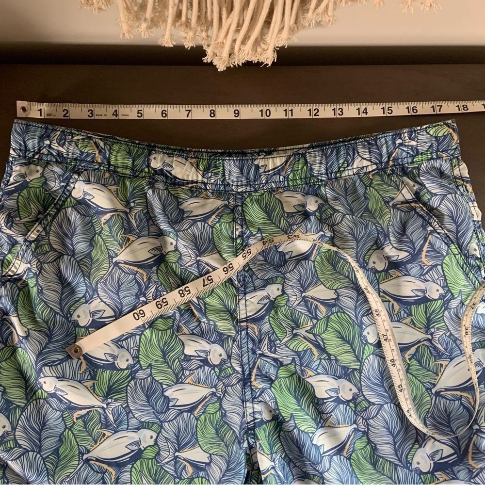VINEYARD VINES Men's 7" Fish Print Chappy Swim Trunks Blue Green Size Small - Picture 11 of 12